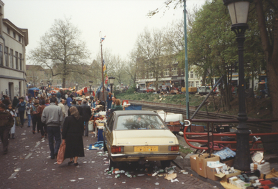 605840 Afbeelding van de vrijmarkt op de Van Asch van Wijckskade tijdens de viering van Koninginnedag te Utrecht.